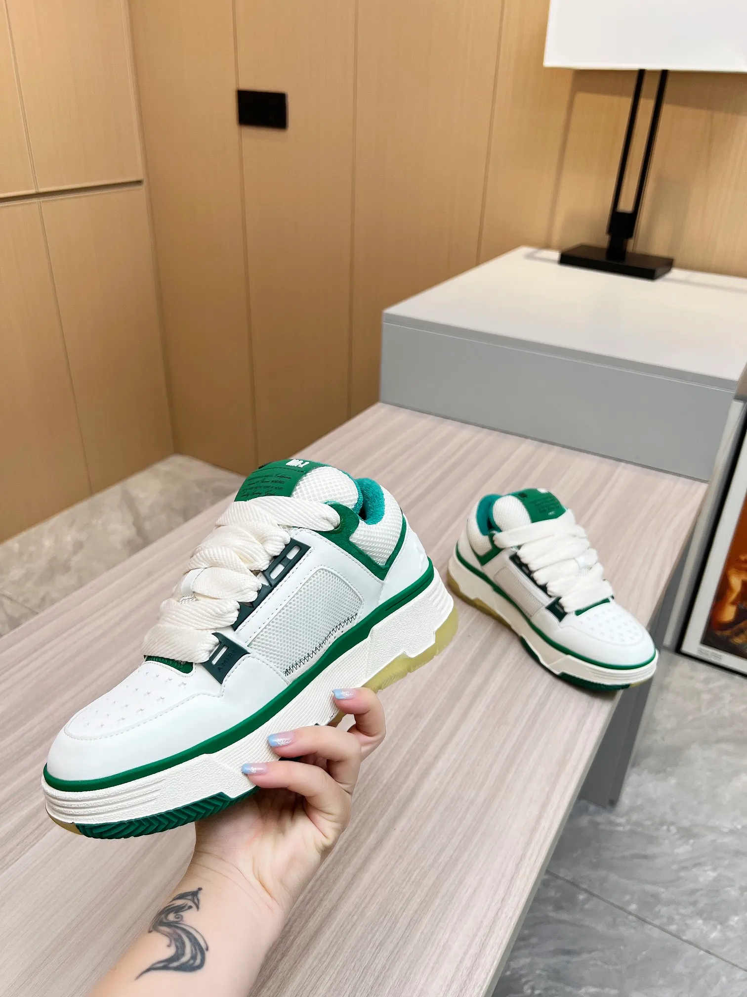 p620💰Men's shoes Amiri Emile's 2023 spring and summer new MA-1 bread shoes, couple models, casual sports shoes, sneakers Amiri gave up the rock punk style in the new season and used a large number of unsaturated colors, Morandi tones, whether you see or wear them, it will make people very happy. The large tongue of the bread shoes continues, shortens the length of the shoe body, thickens the midsole, and the toe part is more rounded. Amiri's brand letters and MA logo appear on the side of the shoe. Fabric: Original customized imported first-layer cowhide + mesh. Lining: Original customized breathable towel lining. Outsole. Foam combination material. Bottom thickness: 4CM. Size: Men's 39-45